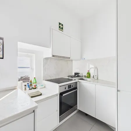 Charming 2br Steps From Castelo De S. Jorge | By Airnest * Lissabon