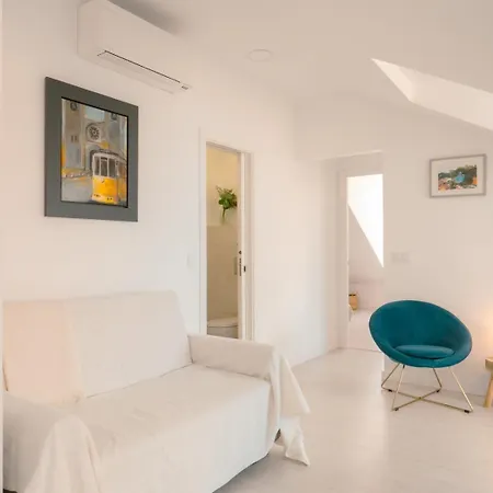 Апартаменты Charming 2br Steps From Castelo De S. Jorge | By Airnest
