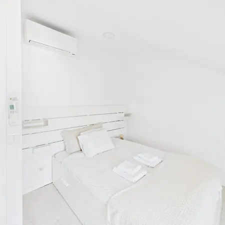Апартаменти Charming 2br Steps From Castelo De S. Jorge | By Airnest *