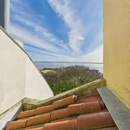 Апартаменти Charming 2br Steps From Castelo De S. Jorge | By Airnest