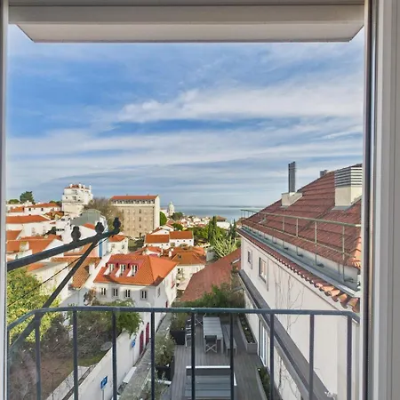 Charming 2br Steps From Castelo De S. Jorge | By Airnest ליסבון